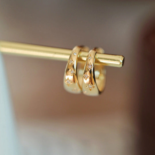 Luxuriöse silberne und vergoldete Ohrringe